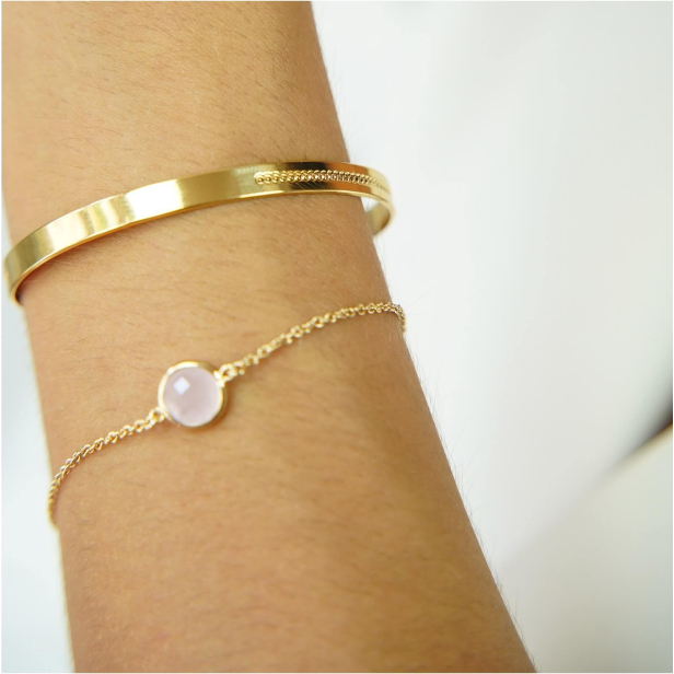 Porté du bracelet jonc perlé gravé en Plaqué Or
