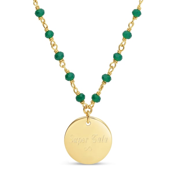 Packshot du Collier avec pierres vertes et médaille martelée personnalisée 15 mm Plaqué Or