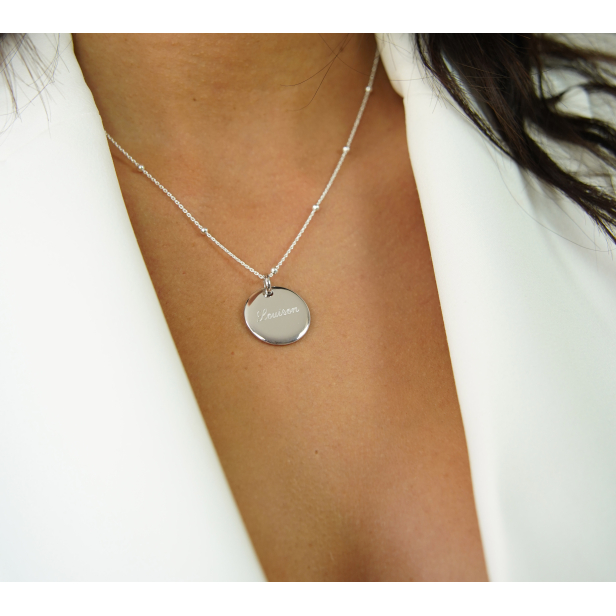 Porté du collier personnalisé grande médaille bombée 20 mm Argent