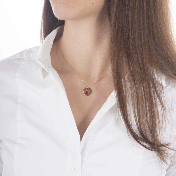 Chaîne médaille gravée et pompon rose