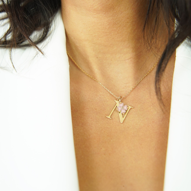 Collier charm lettre 18 mm Plaqué Or et son pendentif trèfle rose