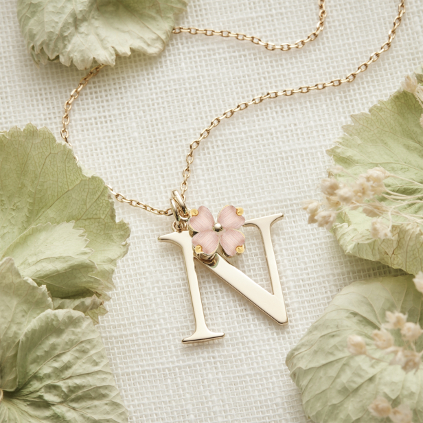 Collier charm lettre 18 mm Plaqué Or et son pendentif trèfle rose