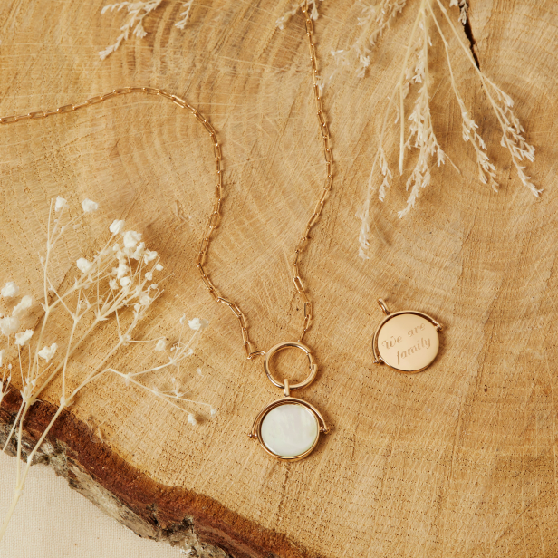 Collier personnalisé Plaqué Or chaîne petits maillons et médaille nacre blanche 15 mm