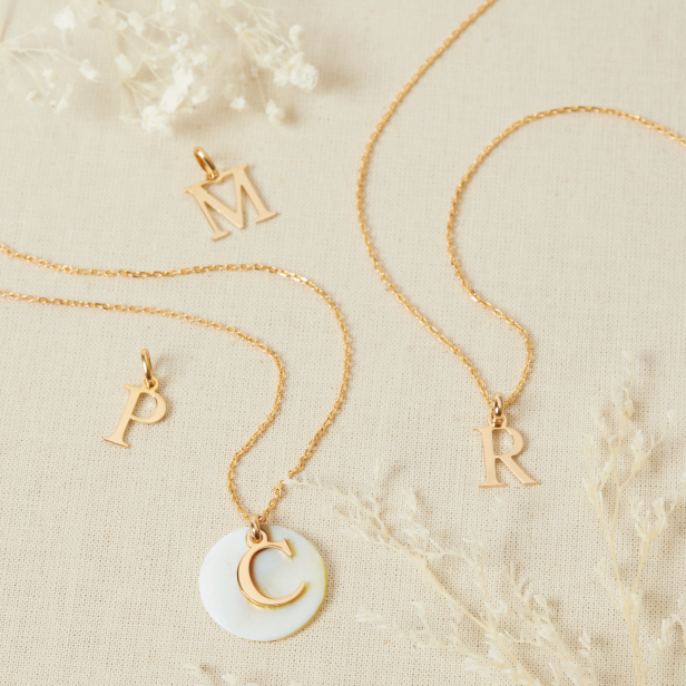 Collier personnalisé médaille nacre 20 mm et charm lettre Plaqué Or