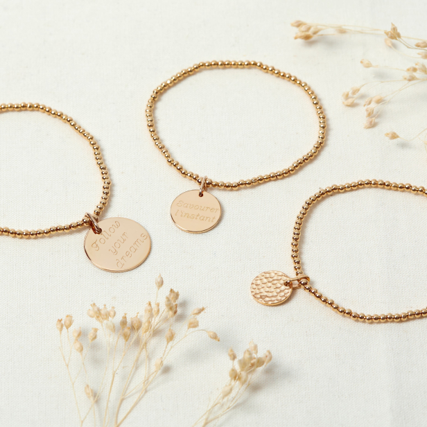 Bracelet élastique perles Plaqué Or et médaille 20 mm gravée