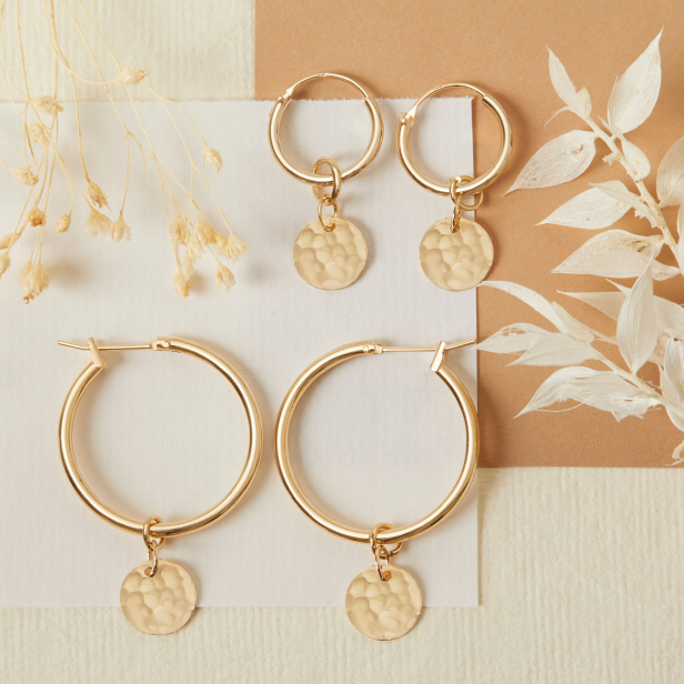 Boucles d'oreilles médailles martelées initiales en Plaqué Or
