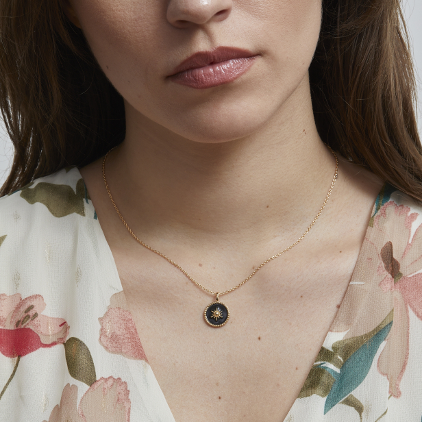 Collier médaillon noir avec étoile 14 mm Plaqué Or