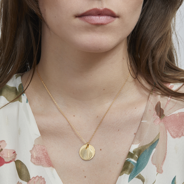 Collier médaille 20 mm et son pendentif coquillage Plaqué Or