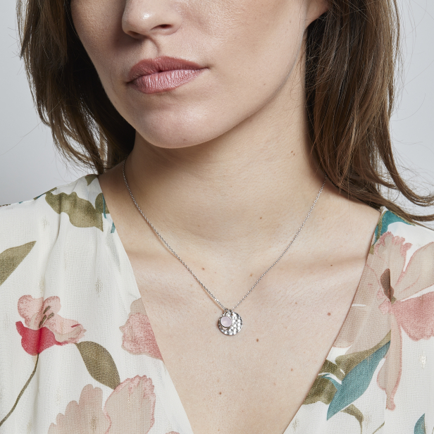 Collier personnalisé médaille martelée 14 mm Argent et pierre fine rose