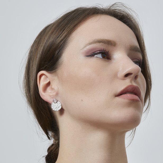 Boucles d'oreilles martelées puces avec pierres roses en Argent