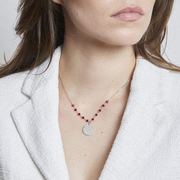 Collier avec pierres rouges et médaille martelée personnalisée 15 mm Argent