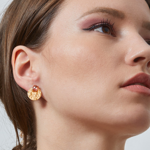 Boucles d'oreilles roses médailles martelées 15 mm
