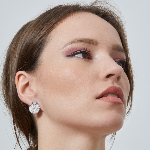 Boucles d'oreilles martelées puces avec pierres de lune en Argent