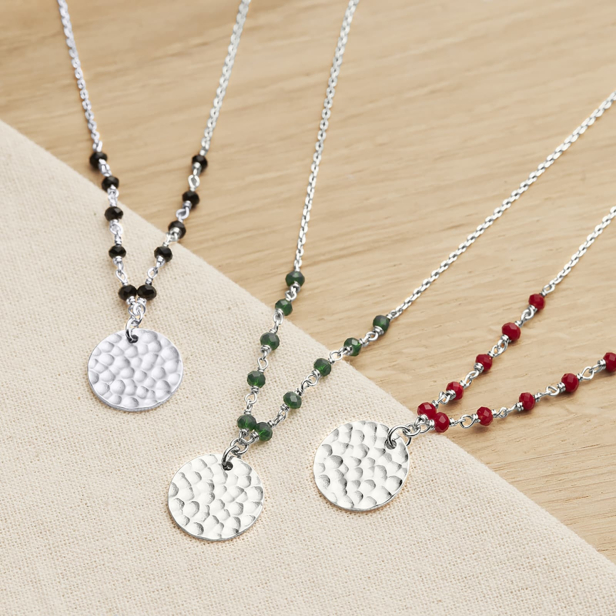 Collier avec pierres noires et médaille martelée personnalisée 15 mm Argent