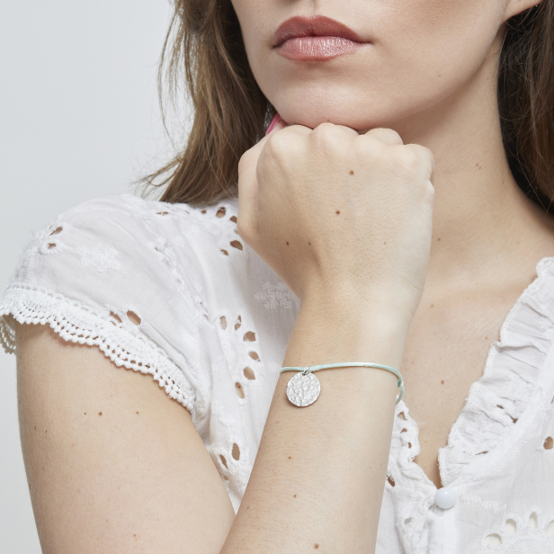 Bracelet cordon avec médaille martelée 15 mm en Argent
