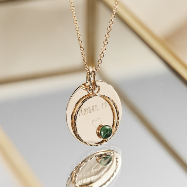 Nature morte du Collier médaille 20 mm Plaqué Or personnalisée et pendentif cercle avec pierre verte