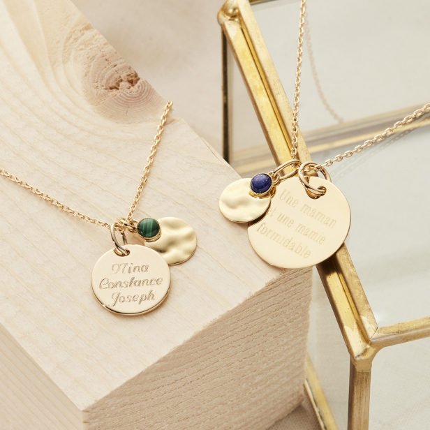 Collier médaille 15 mm Plaqué Or et son pendentif martelé et pierre verte
