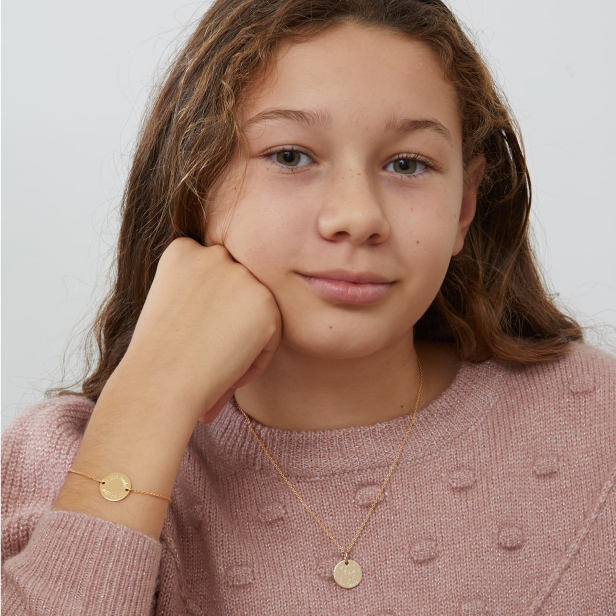 Photo porté du bracelet personnalisé pour enfant en plaqué or