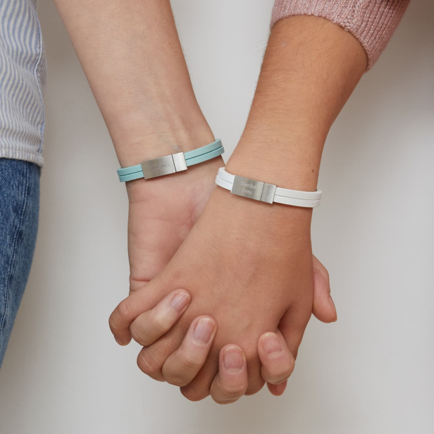 Bracelet enfant personnalisé en cuir plat blanc, double tour avec boucle argentée