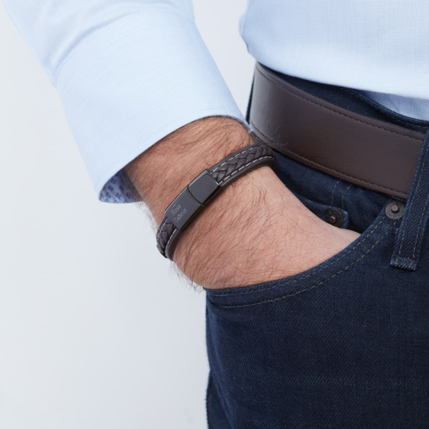 Bracelet homme personnalisé en cuir marron tressé avec une boucle argentée