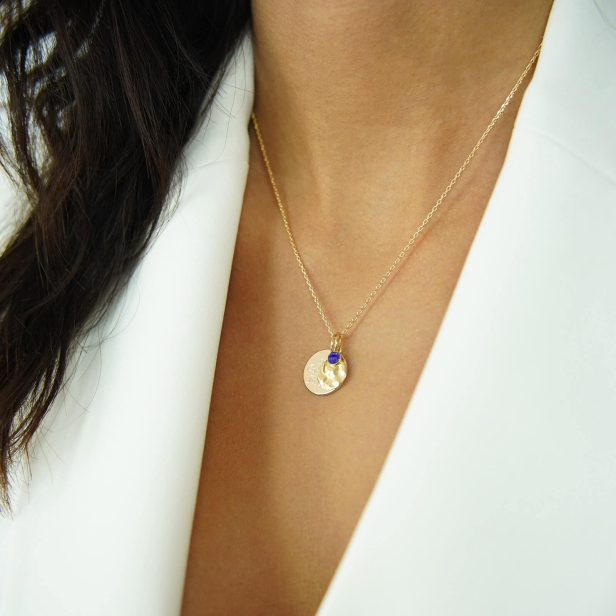 Collier médaille 15 mm Plaqué Or et son pendentif martelé et pierre bleue