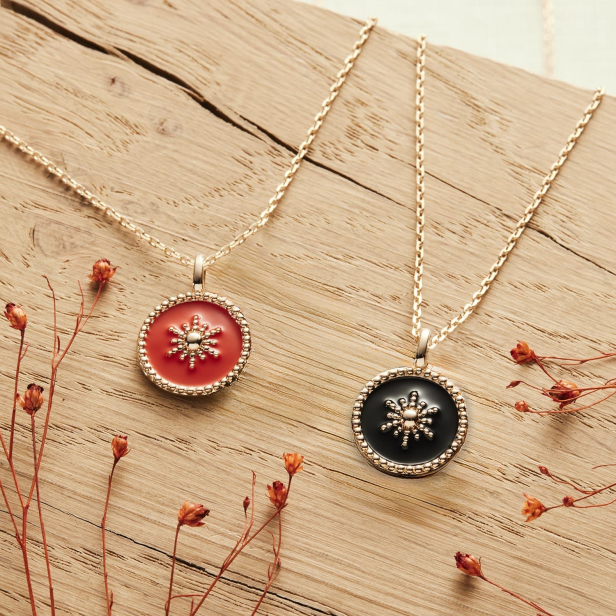 Collier médaillon noir avec étoile 14 mm Plaqué Or