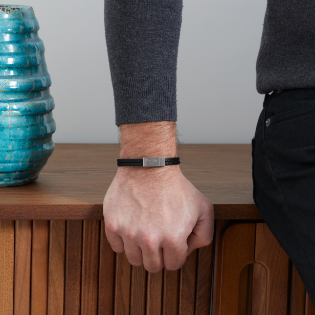 Bracelet homme personnalisé cuir plat noir, double tour avec boucle argentée
