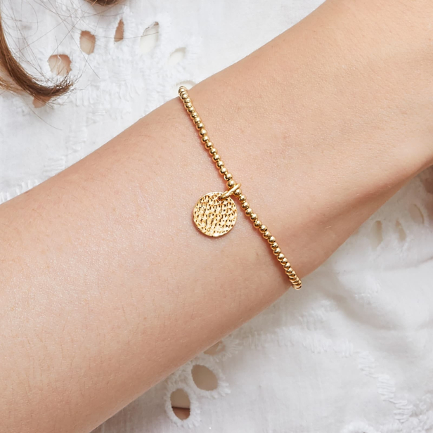 Bracelet élastique perles Plaqué Or et médaille martelée 12 mm gravée