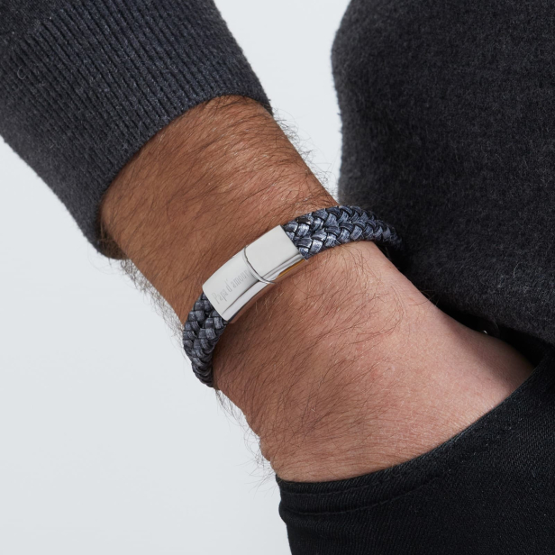 Bracelet homme personnalisé en cuir gris tressé, double tour avec boucle argentée