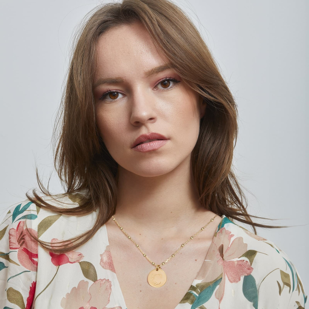 Une autre photo porté du collier personnalisé initiale florale en plaqué or pour femme