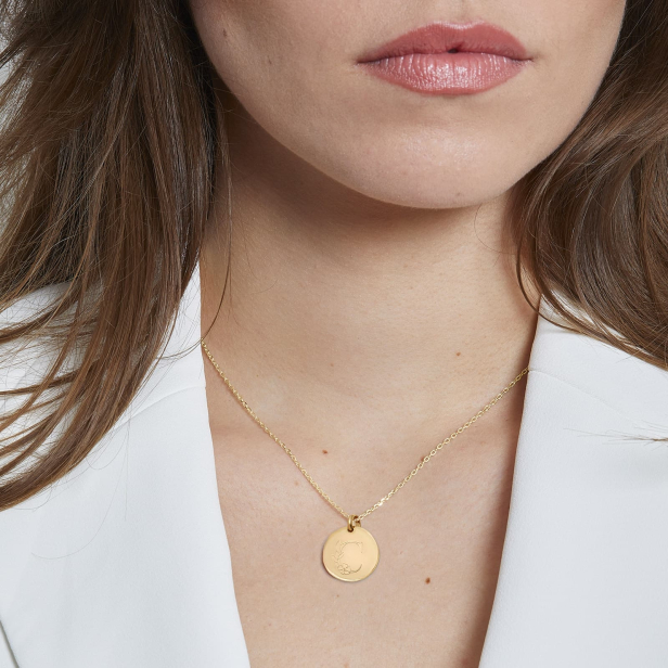 Photo porté du collier plaqué or avec médaille personnalisée lettre florale
