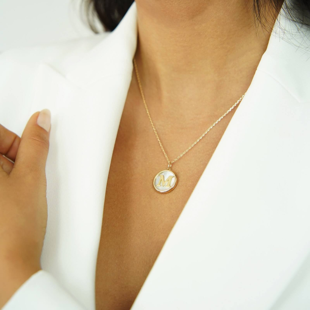Collier personnalisé lettre initiale 15 mm en nacre et Plaqué Or