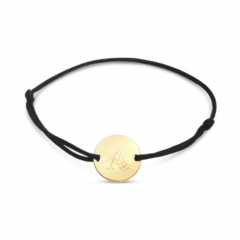 Packshot bracelet cordon personnalisé enfant lettre florale avec médaille plaqué or