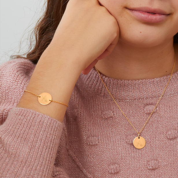 Porté du bracelet personnalisé enfant avec lettrine florale en plaqué or
