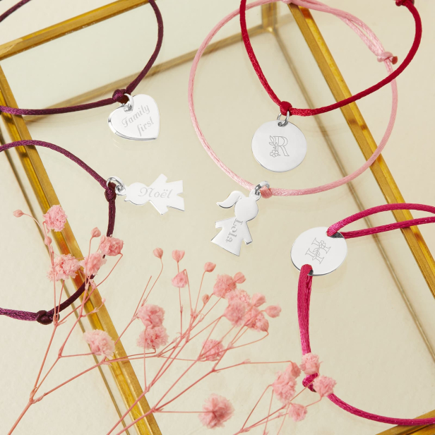 Nature morte bracelets cordons enfants personnalisés avec pendentif argent
