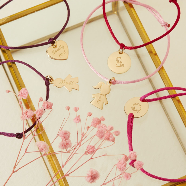 Nature morte bracelets personnalisés enfant avec pendentif plaqué or