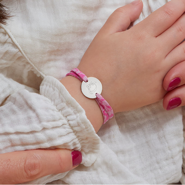 Bijou porté bracelet cordon liberty personnalisés pour enfant alphabet floral