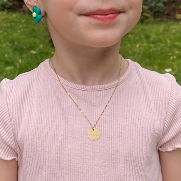 Photo du collier personnalisé ichthus en plaqué or, le collier parfait pour un baptême.