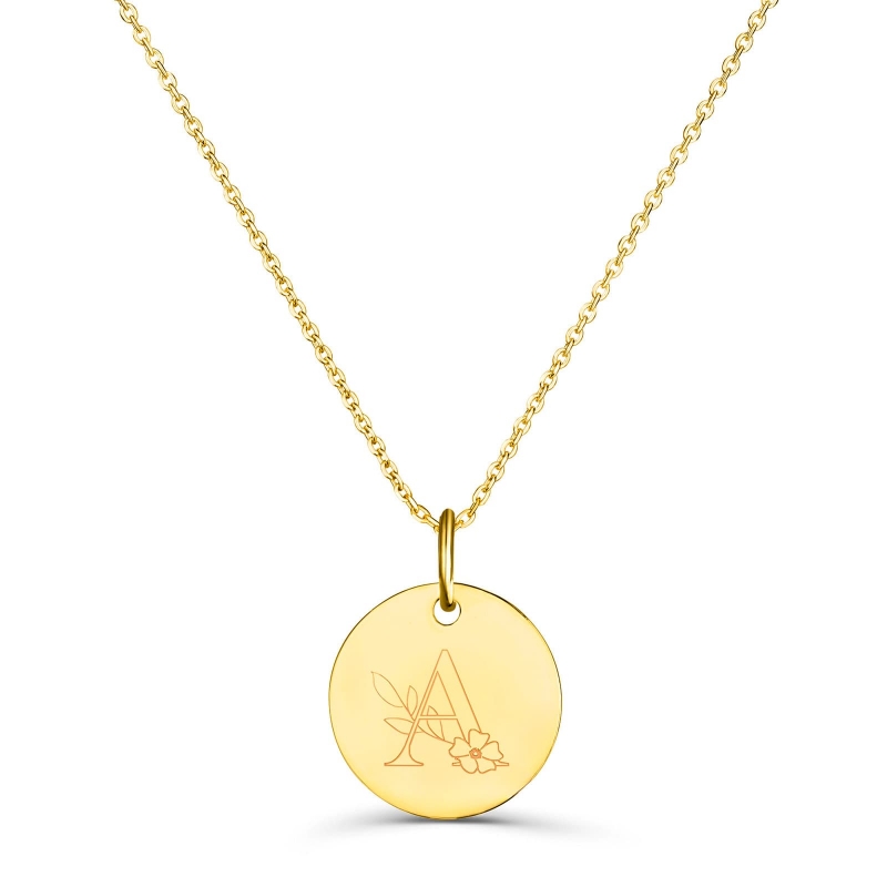 Packshot collier personnalisé enfant avec lettre florale et médaille en plaqué or