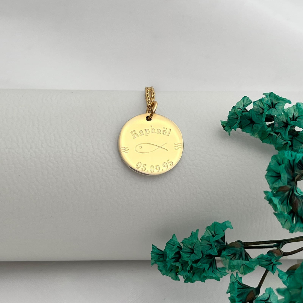 Médaille de baptême personnalisée avec une illustration Ichthus, parfait pour un baptême.