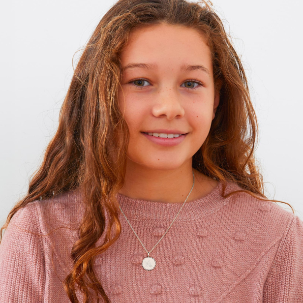 Photo du collier porté sur une jeune fille