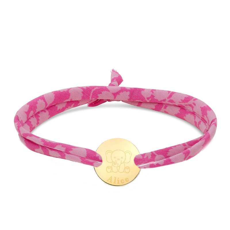 Bracelet personnalisé avec cordon liberty et médaille plaqué or. La médaille est gravée d'une adorable illustration éléphant.