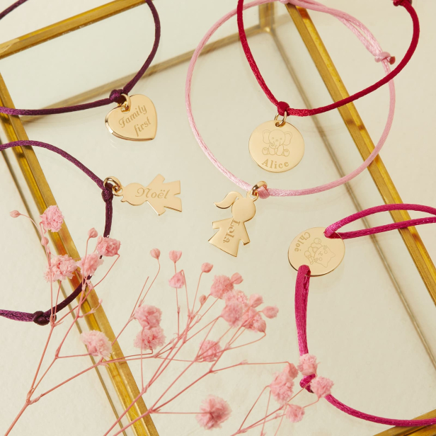 Bracelets personnalisés pour enfant avec illustrations d'éléphant et de chat sur une médaille en plaqué or.