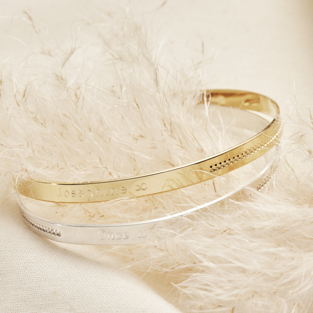 Nature morte du bracelet jonc perlé gravé en Plaqué Or ainsi que le même bracelet mais en argent