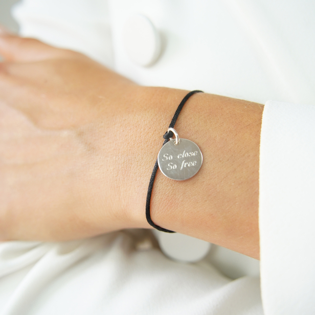 Porté du bracelet cordon avec médaille Argent personnalisée