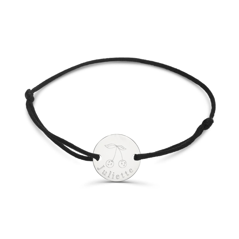 Bracelet cordon personnalisé pour enfant avec illustrations de fruits gravées.