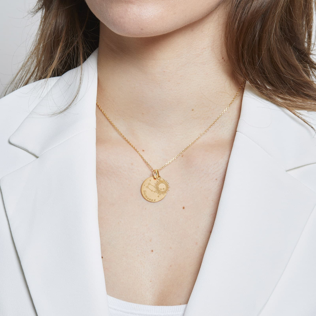 Collier personnalisé plaqué or avec signe du zodiac gravé.