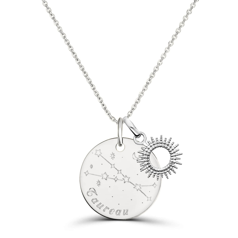 Collier argent personnalisé pour femme avec constellation gravée sur la médaille.